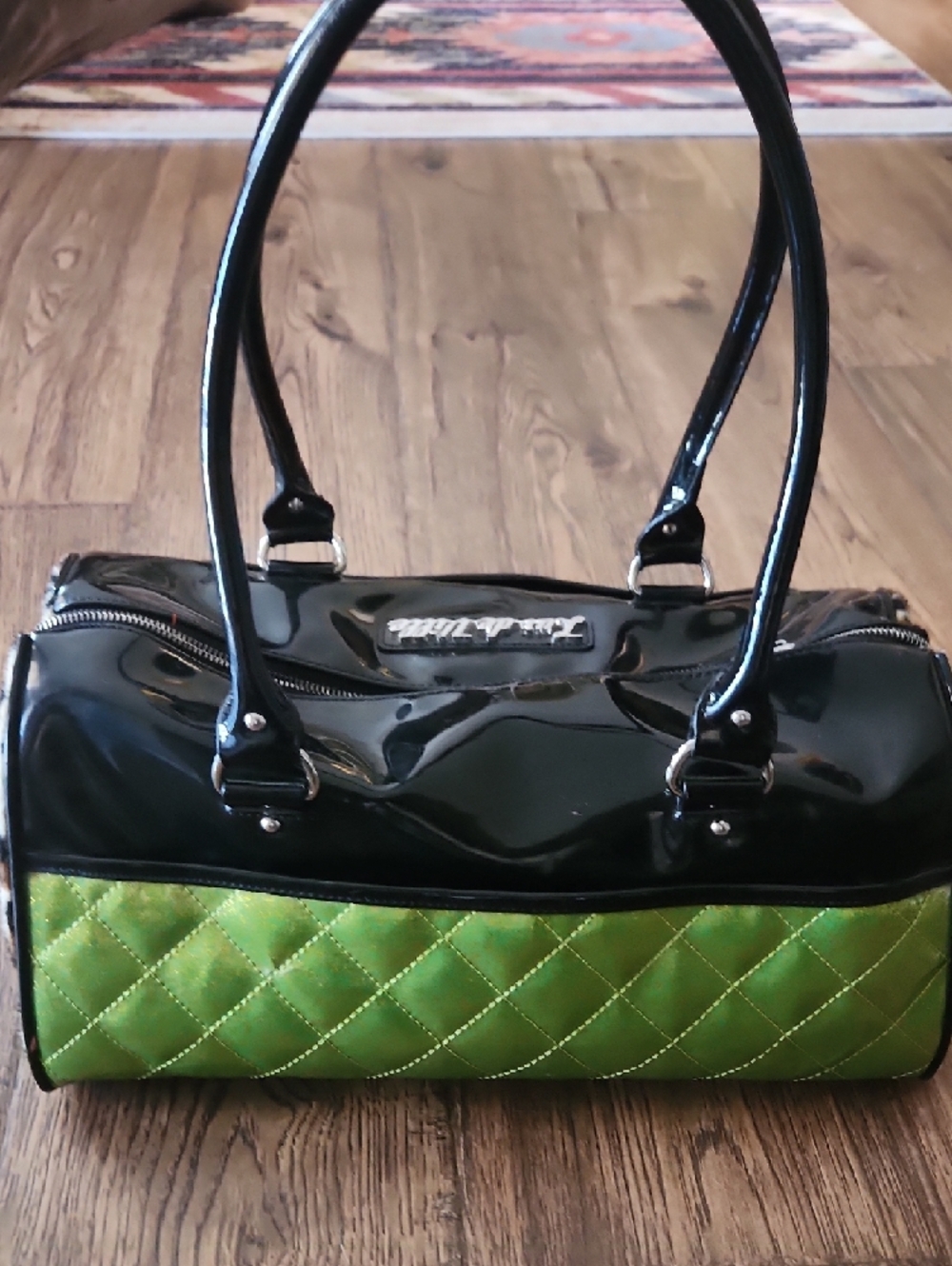 Lux de Ville Black Patent Shoulder Bag with Green Quilted Base - Picture 4 of 11